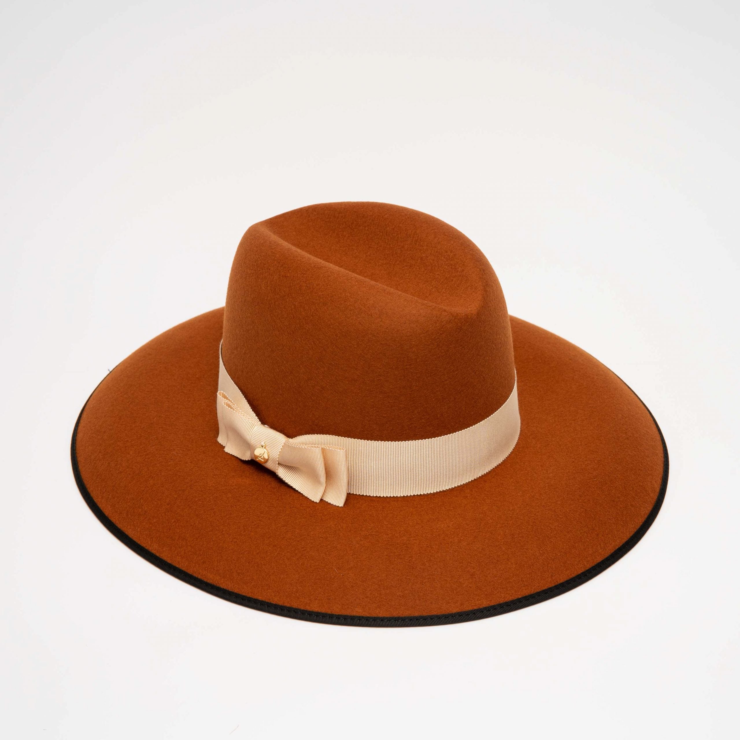 Chapeau Firenze chocolat avec ruban interchangeable perle