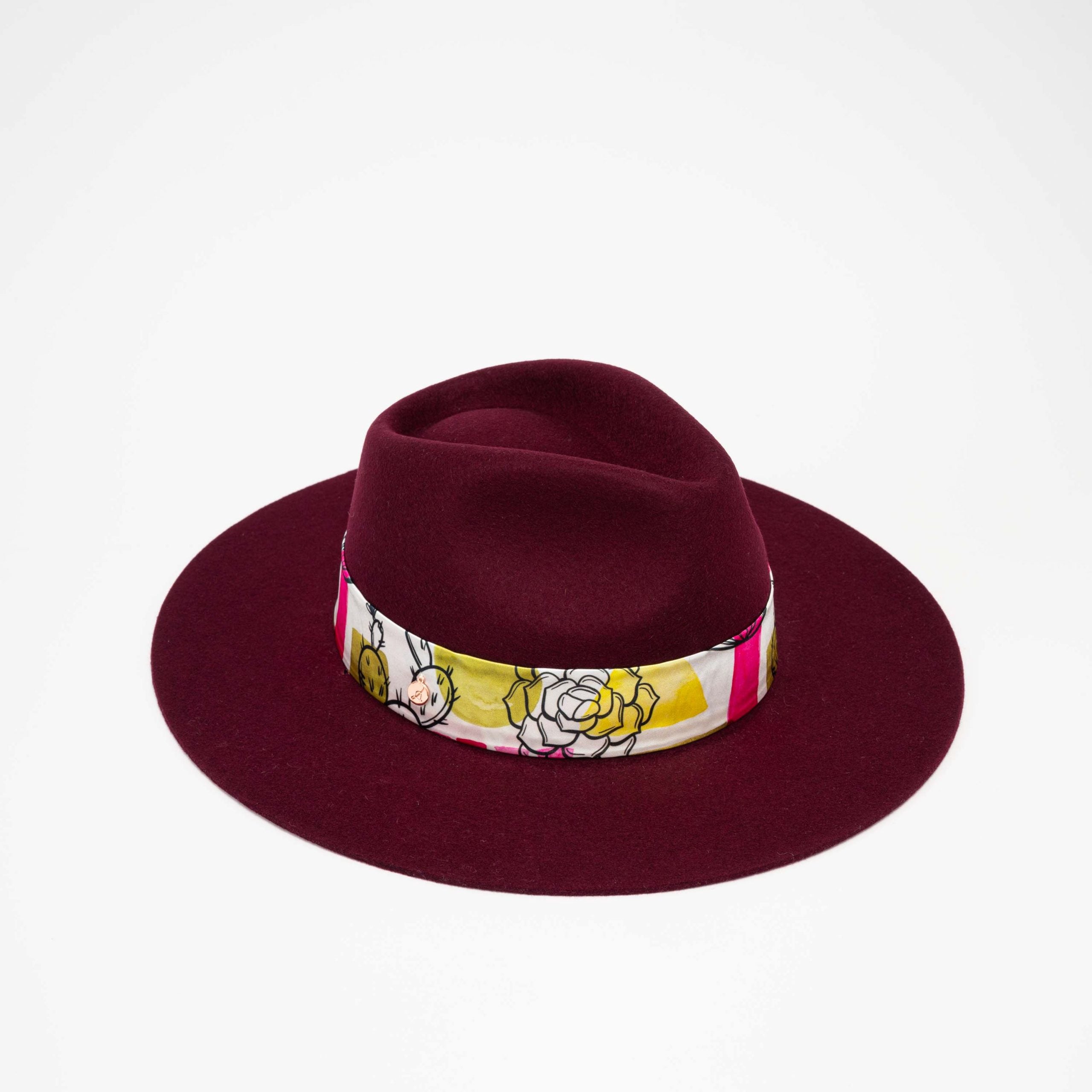 Chapeau Dakota bordeaux avec foulard